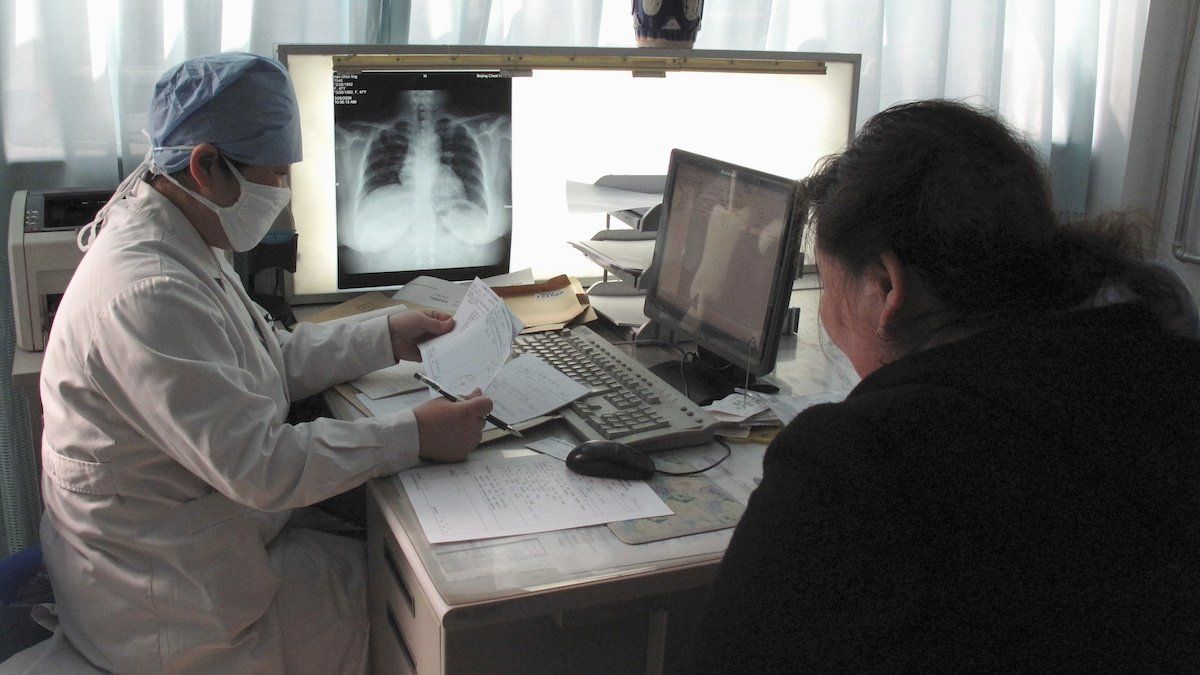 ​A doctor checks the progress of a patient with tuberculosis at the Beijing Chest Hospital March 31, 2009. Health officials gathered in Beijing on Wednesday warned against deadly drug-resistant strains of tuberculosis, which are spreading fastest in developing countries that lack the infrastructure to tackle the disease. 