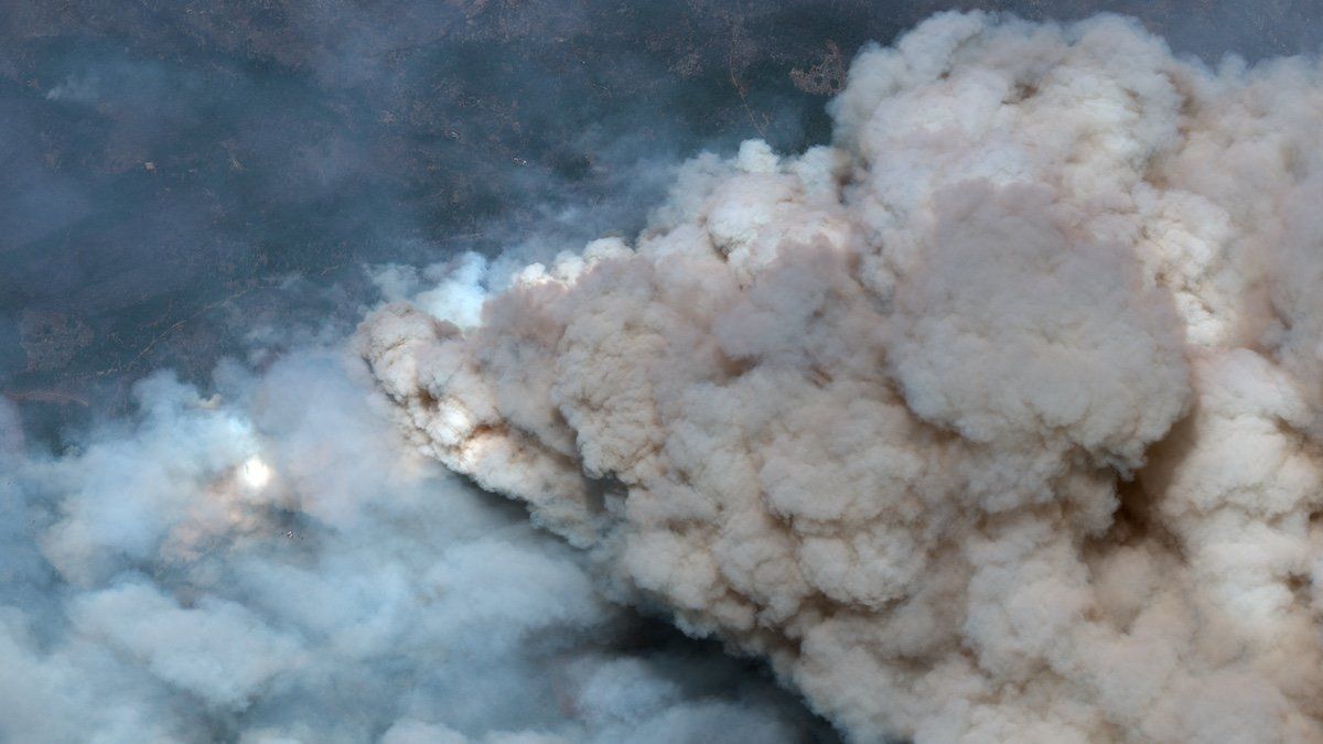 ​A satellite image shows smoke rising from the Park Fire in Chico, California, U.S., July 26, 2024. 