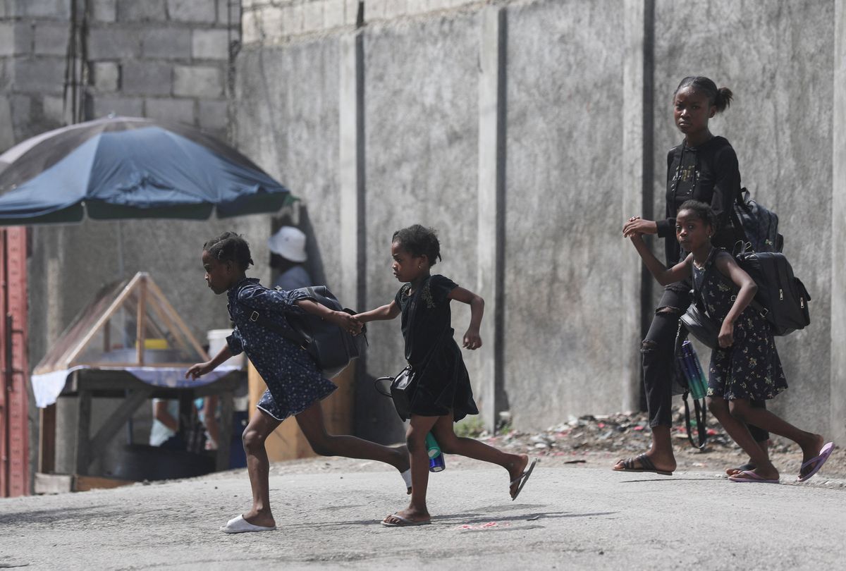 ​A woman and three children flee their home from gang violence, in Port-au-Prince, Haiti October 20, 2024. 