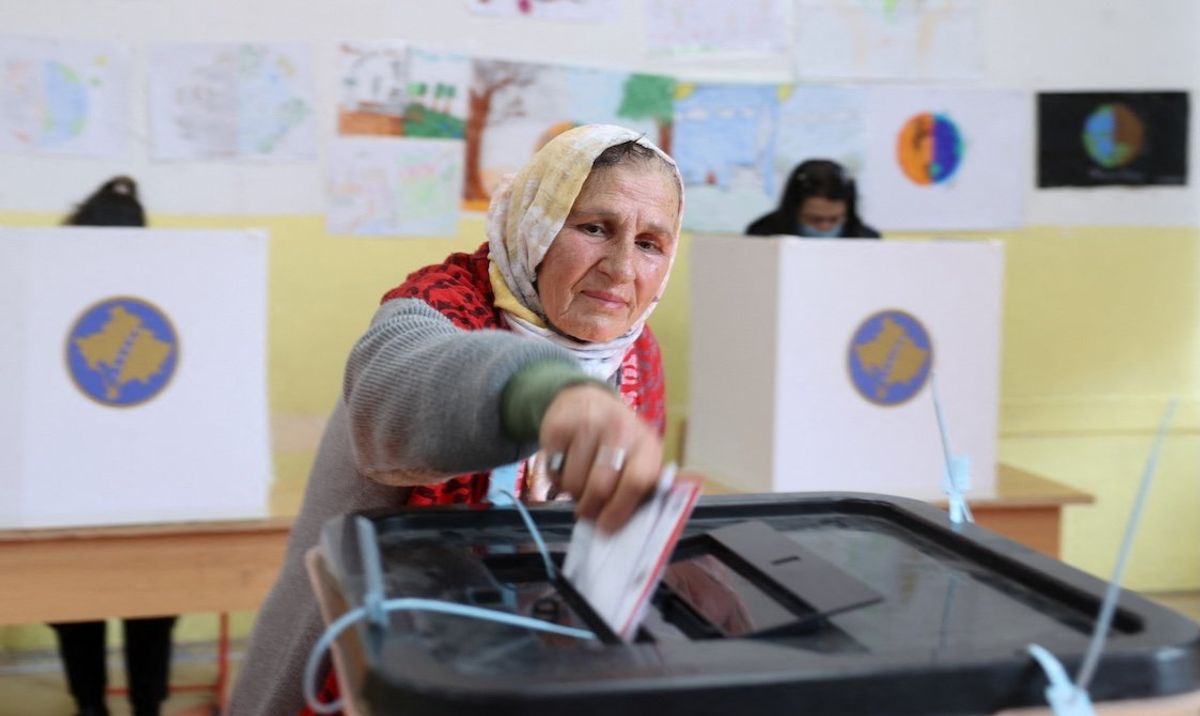 A woman votes during the parliamentary elections, in Pristina, Kosovo, February 9, 2025. R​