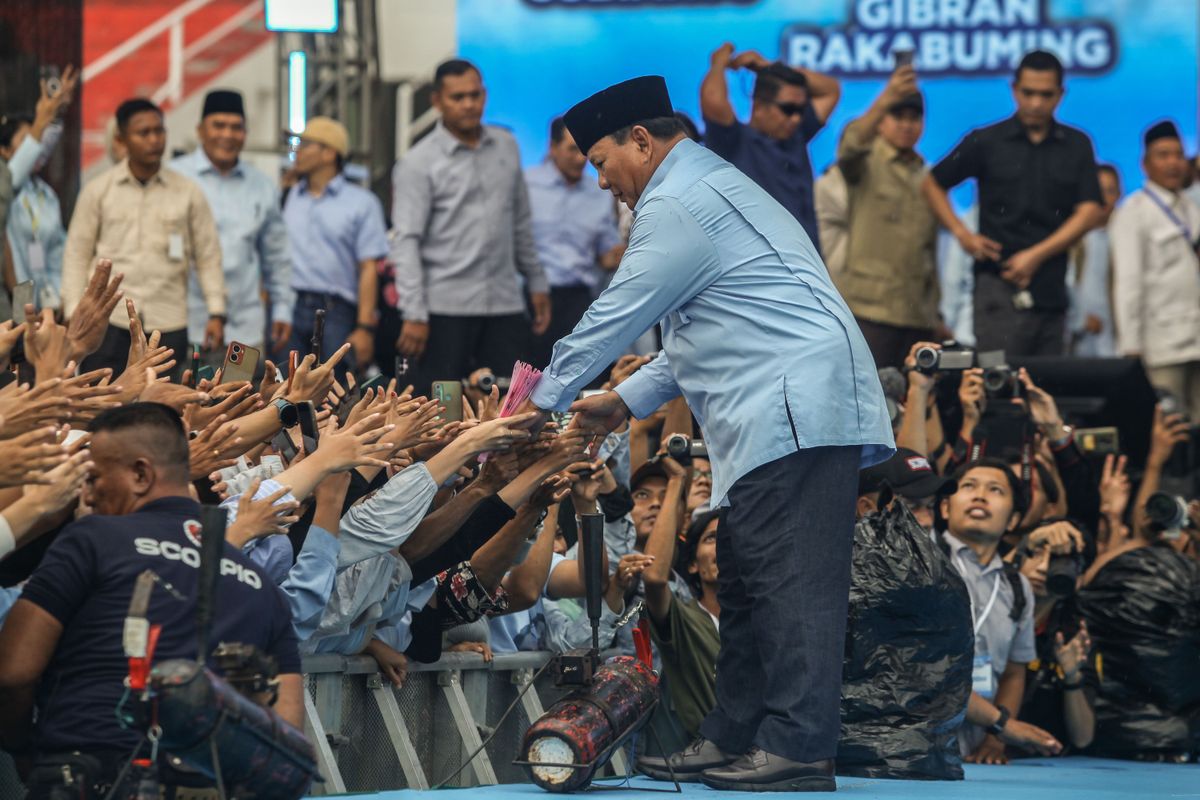 ​Indonesia's Defence Minister and presidential candidate Prabowo Subianto is gesturing to his supporters during an election campaign rally at the Gelora Delta stadium in Sidoarjo, East Java, Indonesia, on February 9, 2024, ahead of Indonesia's presidential and legislative polls scheduled to be held on February 14. 