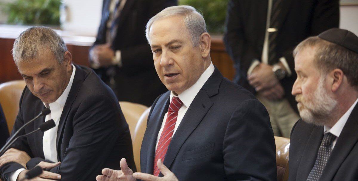 ​Israeli Prime Minister Benjamin Netanyahu attends the weekly cabinet meeting in Jerusalem December 27, 2015. 