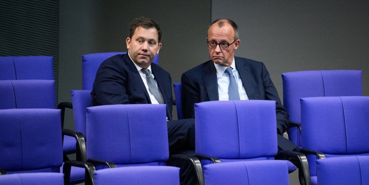 ​Lars Klingbeil (l), Chairman of the SPD parliamentary group, and Friedrich Merz, CDU Chairman and Chairman of the CDU/CSU parliamentary group, talk at the end of the 213th plenary session of the 20th legislative period in the German Bundestag.