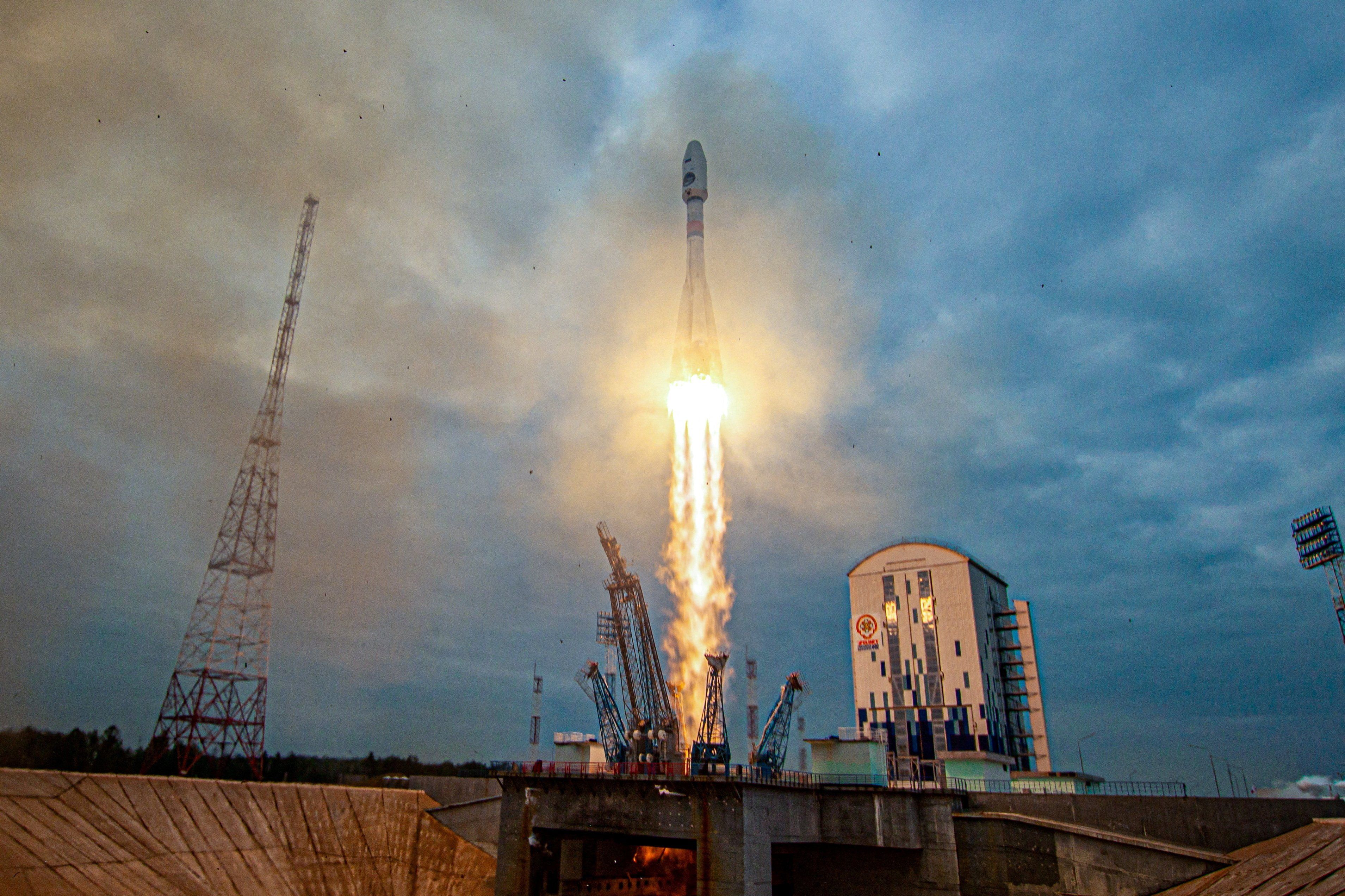 Rocket Report: Russia talking big boosters, fly *us* to the Moon