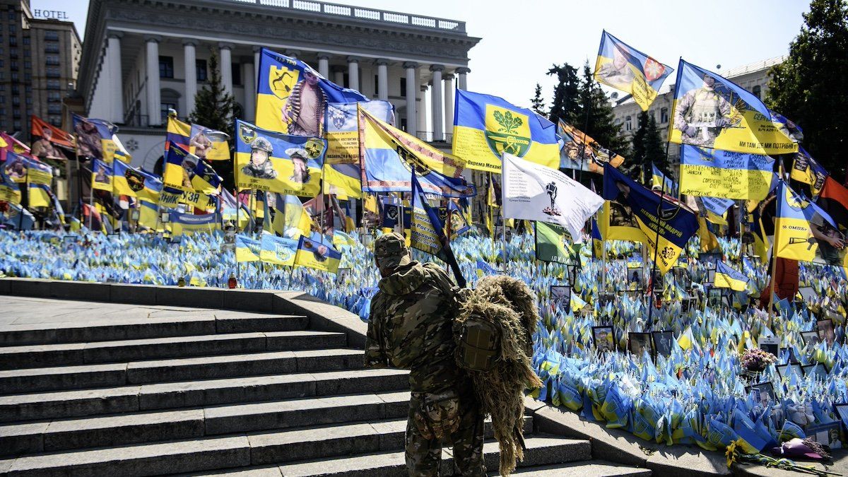 ​A Ukrainian serviceman commemorates his brothers-in-arms at a makeshift memorial for fallen Ukrainian soldiers on the Day of Remembrance of Ukraine's Defenders, amid Russia's attack on Ukraine, at Independence Square in Kyiv, Ukraine, on August 29, 2024 