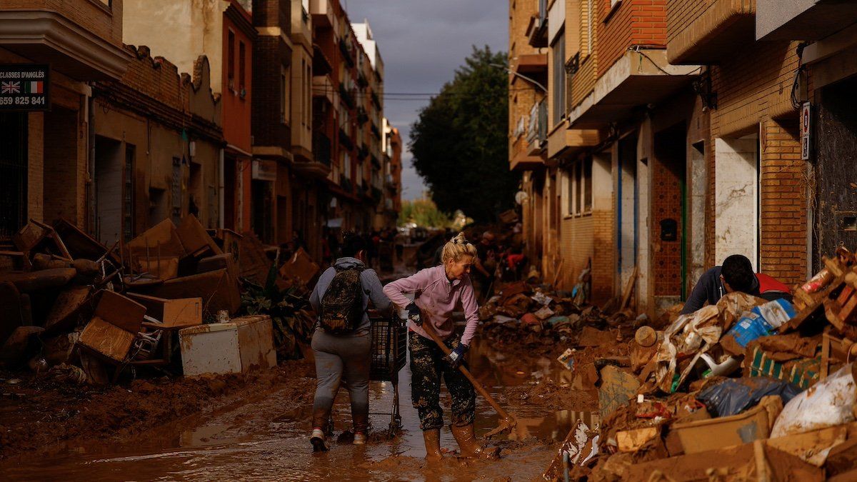 ​A woman cleans thick mud, in the aftermath of floods caused by heavy rains, in Sedavi, near Valencia, Spain, November 3, 2024. 