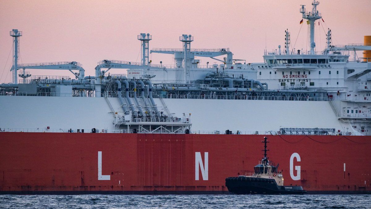 Accompanied by tugs, the LNG tanker "Hellas Diana" transports a cargo of LNG to the "Deutsche Ostsee" energy terminal.