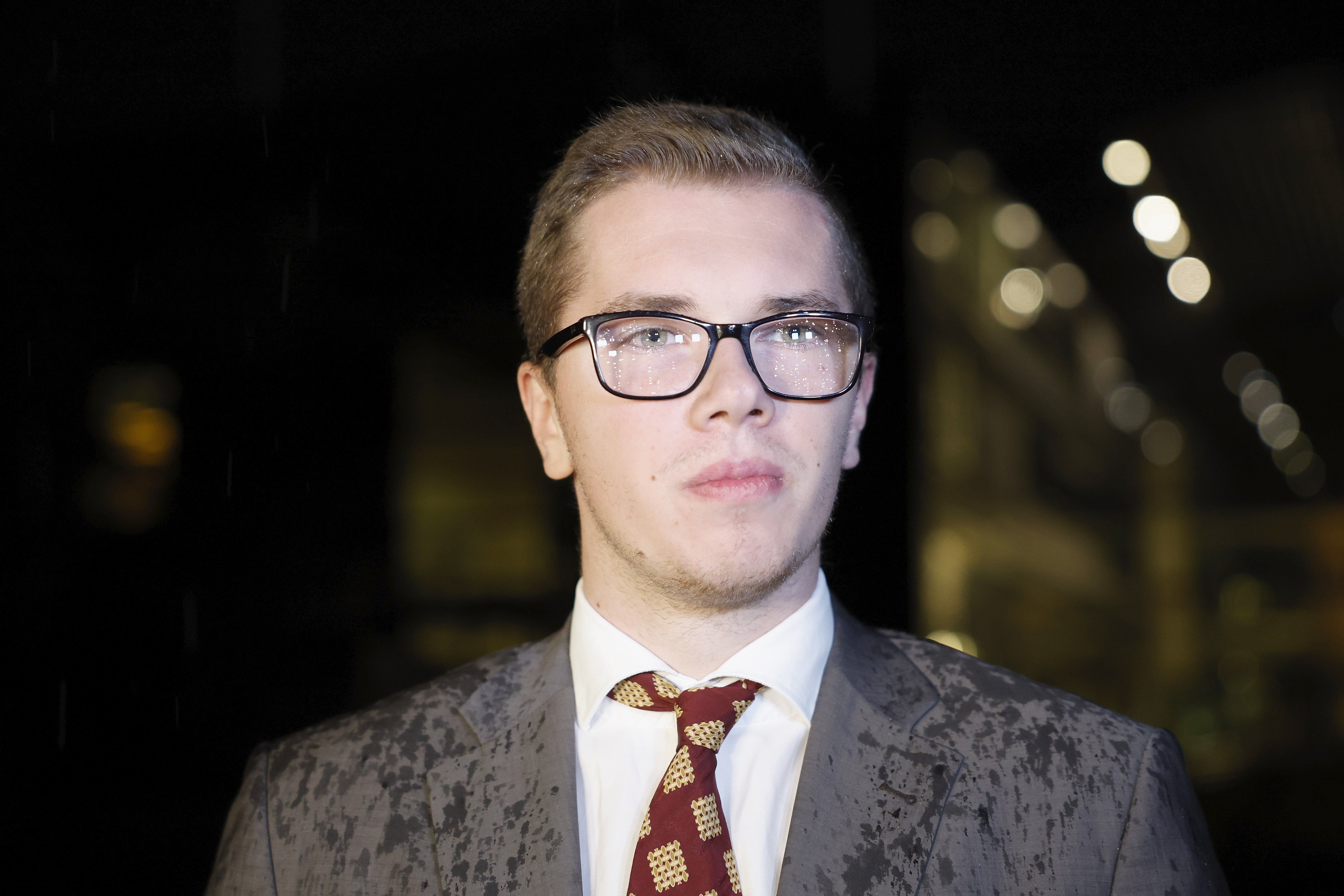 AfD politician Daniel Halemba stands in front of the courthouse at the Würzburg Regional Court. The public prosecutor's office is investigating Halemba and four other members of a student fraternity on suspicion of inciting the people.