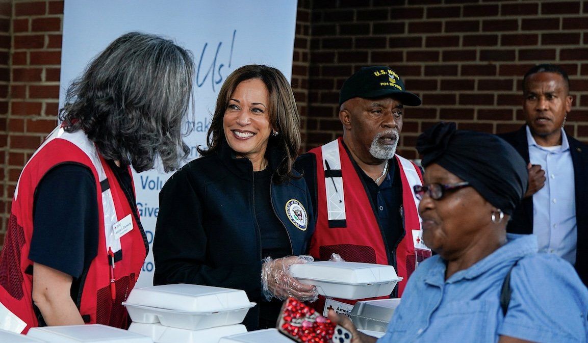 ​Democratic presidential nominee and US Vice President Kamala Harris helps out at a food distribution center during a visit to storm-damaged areas in the wake of Hurricane Helene, in Augusta, Ga., on Oct. 2, 2024. 