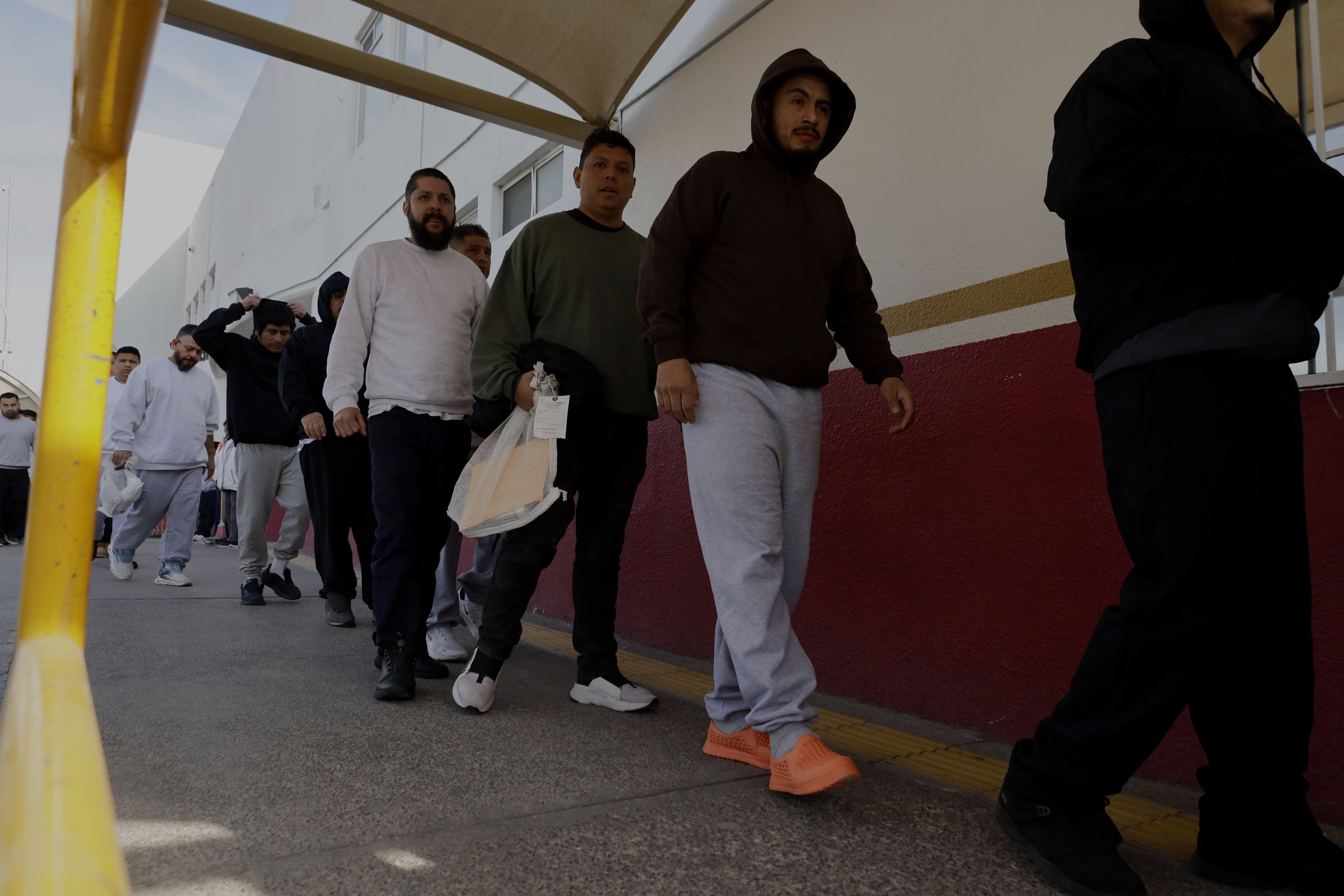 ​Deported migrants are guarded by elements of the National Institute of Migration at the entrance of the Paso del Norte International Bridge in Ciudad Juarez, Mexico, on February 1, 2025, where North American authorities carry out these mass deportations and hand them over to personnel of said institute. 