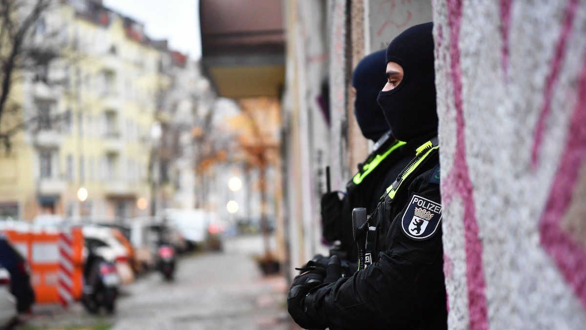 ​FILE PHOTO: Police officers stand at the entrance to a building during a raid in Berlin-Friedrichshain. Security forces have searched several properties in Berlin, Lower Saxony, North Rhine-Westphalia and Schleswig-Holstein in connection with the ban on the terrorist organization Hamas and the international network Samidoun in Germany.