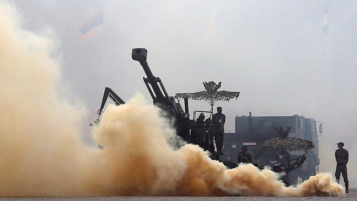 ​Indian Army soldiers participate in a mock drill exercise during the Army Day parade in New Delhi, India, January 15, 2016. India celebrated the 68th anniversary of the formation of its national army with soldiers from various regiments, and artillery on display on Friday. 