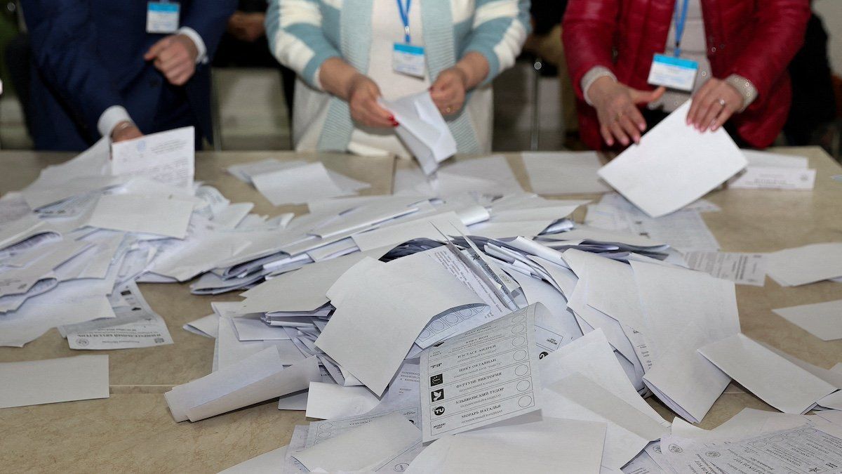 ​Members of an electoral commission count votes after polling stations closed in the course of Moldova's presidential election and a referendum on joining the European Union, in Chisinau, Moldova October 20, 2024. 