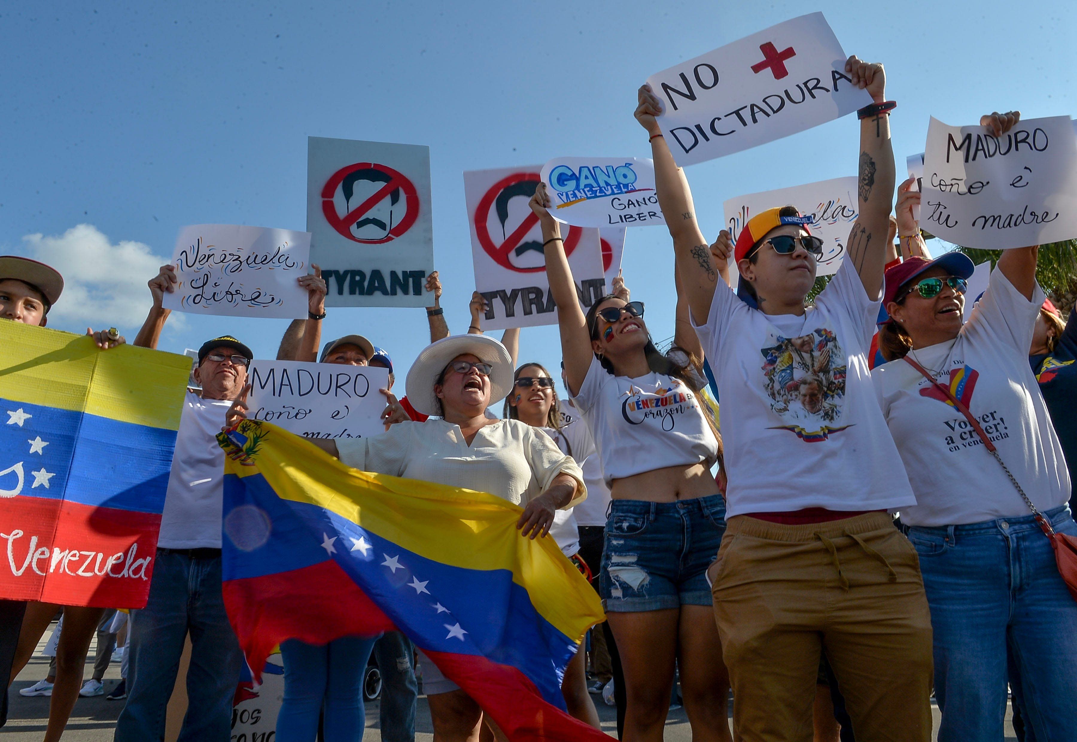 More than 100 residents from across the Treasure Coast on Sunday, Aug. 18, 2024, take part in a global protest while at the Cashmere Shell Station at Southwest Cashmere Boulevard in Port St. Lucie, over the poll results in the Venezuela’s presidential election. 