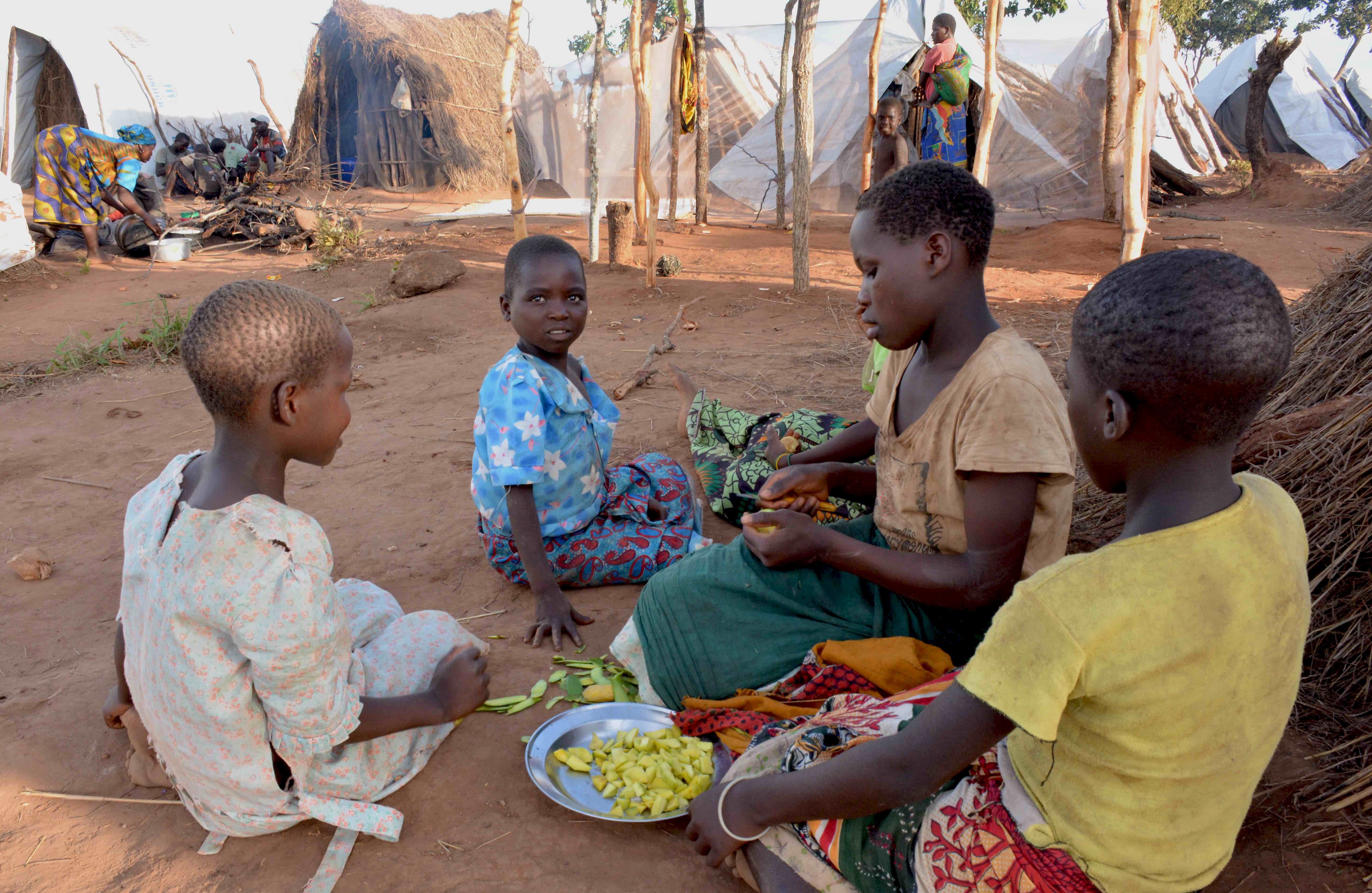 Mozambican child refugees prepare food at Kapise camp in Malawi's Mwanza district.