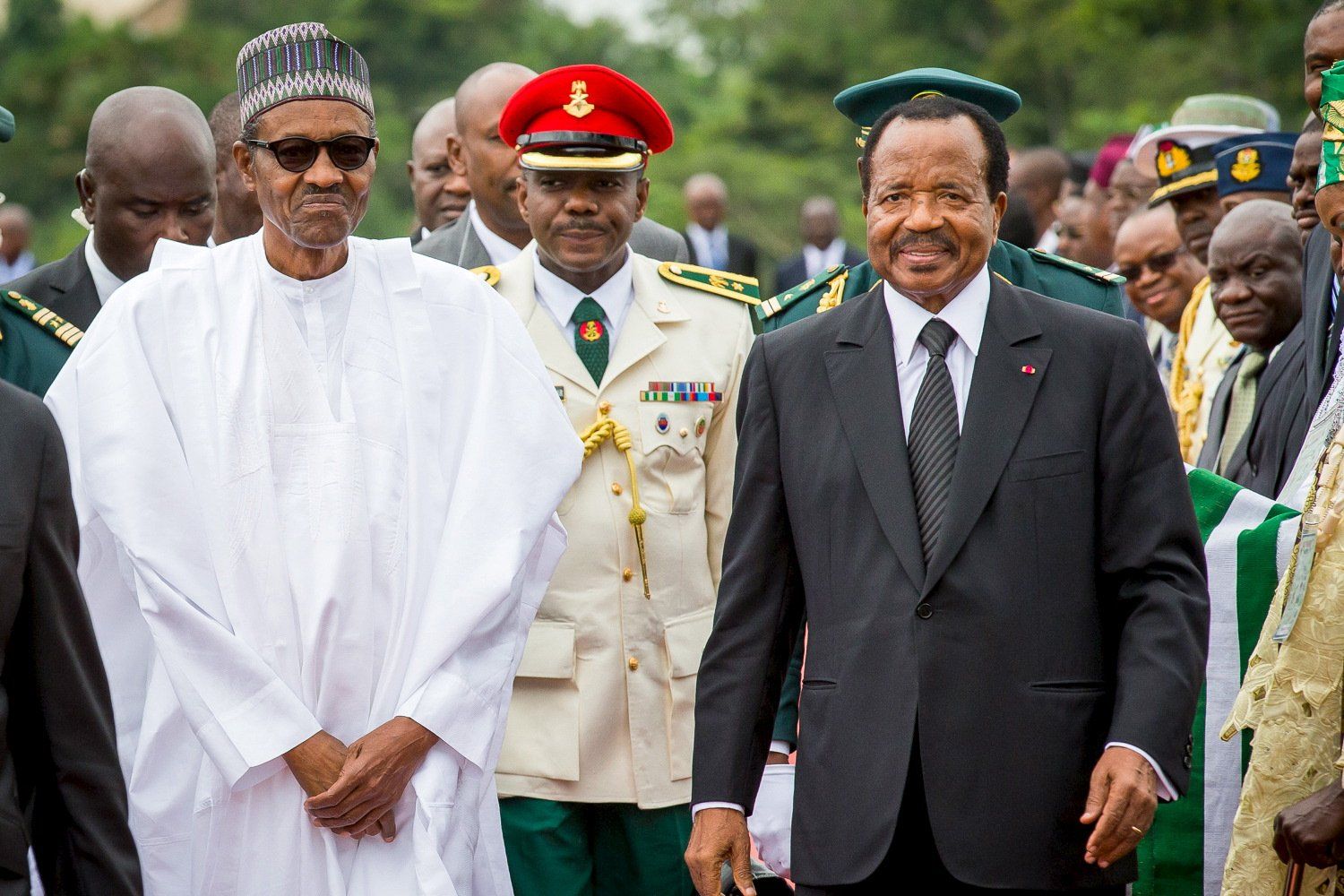 ​Nigeria's President Muhammadu Buhari(L) walks with Cameroon's President Paul Biya(R) as he arrives on an official visit to Cameroon in Yaounde July 29, 2015.The leaders of Nigeria and Cameroon pledged on Thursday to improve the exchange of intelligence and security cooperation along their border in a bid to tackle Nigerian Islamist militant group Boko Haram.Picture taken July 29, 2015. 