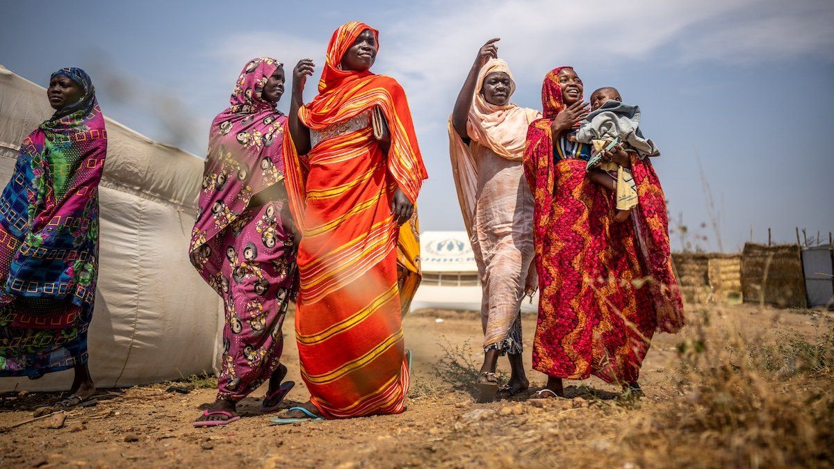 Refugee women stand in the Gorom refugee settlement during Foreign Minister Baerbock's visit.