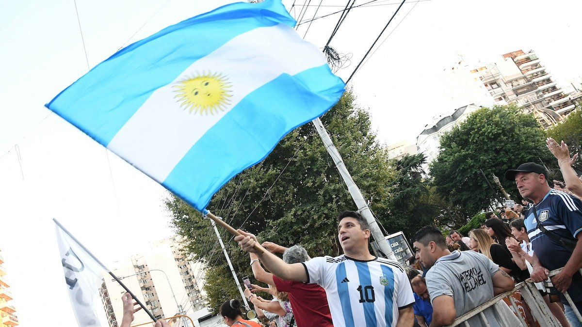 Residents of Avellaneda protest against the DNU (Decree of Necessity and Urgency) and the Omnibus Law promoted by the government of Javier Milei.