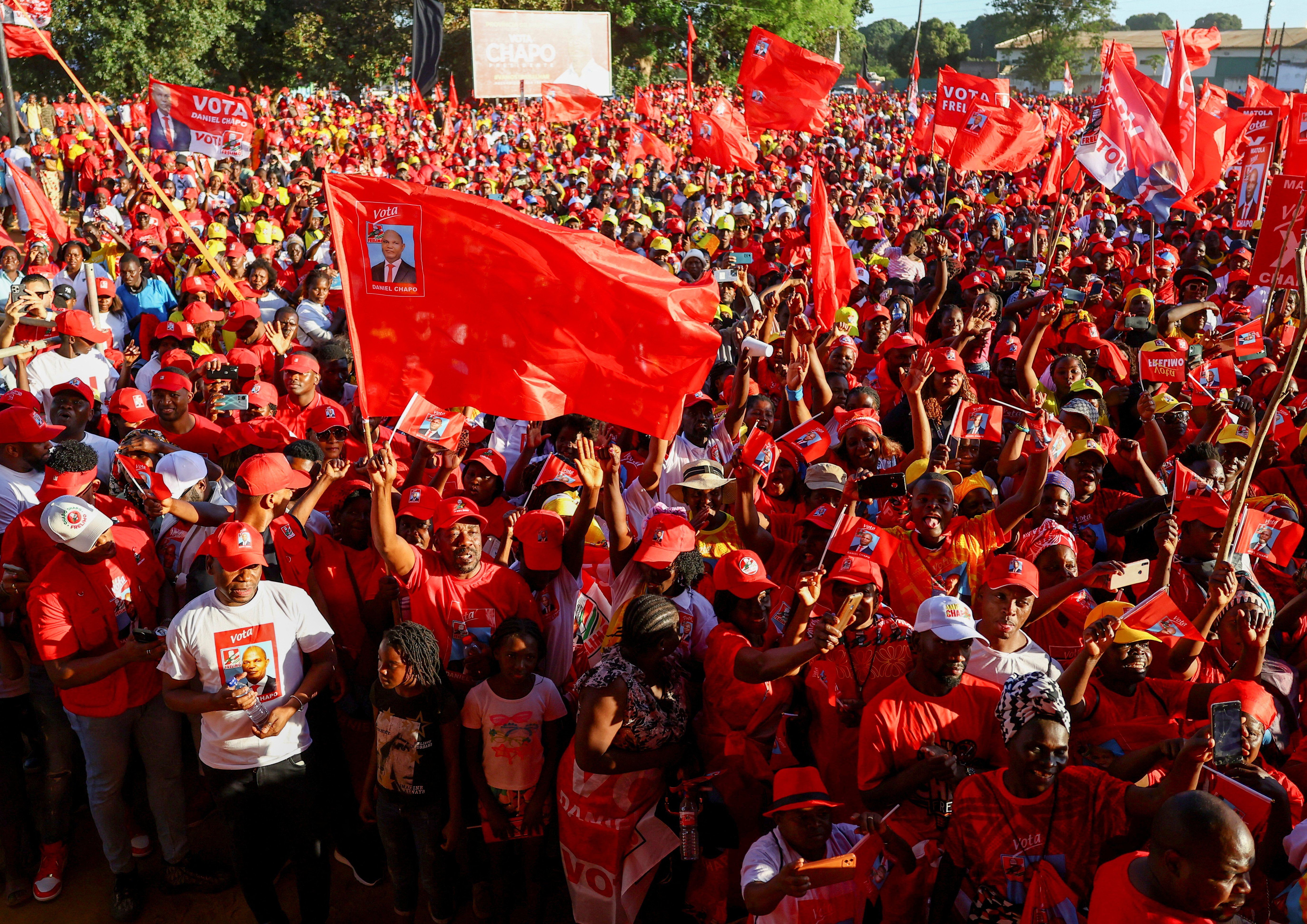 ​Supporters of Daniel Chapo, leader and presidential candidate of the ruling Frelimo party attend the final rally campaign ahead of the national election in Matola, Mozambique October 6, 2024. 