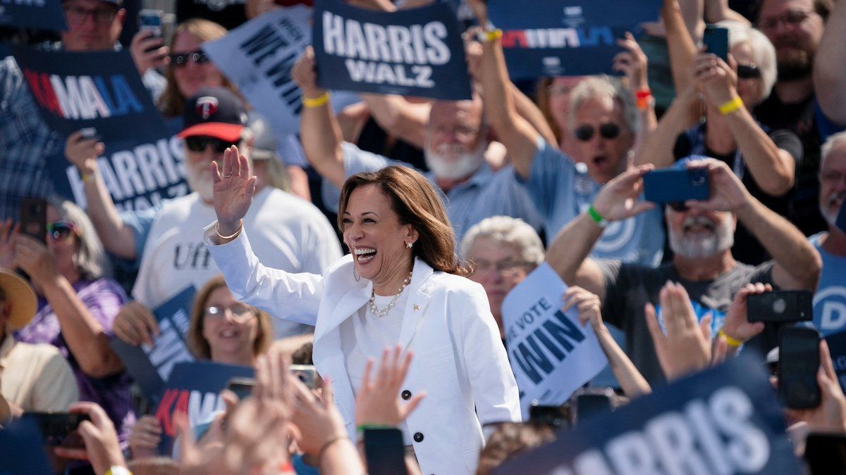 ​U.S. Vice President and Democratic presidential candidate Kamala Harris waves to the crowd during a campaign event in Eau Claire, Wisconsin, U.S., August 7, 2024. 