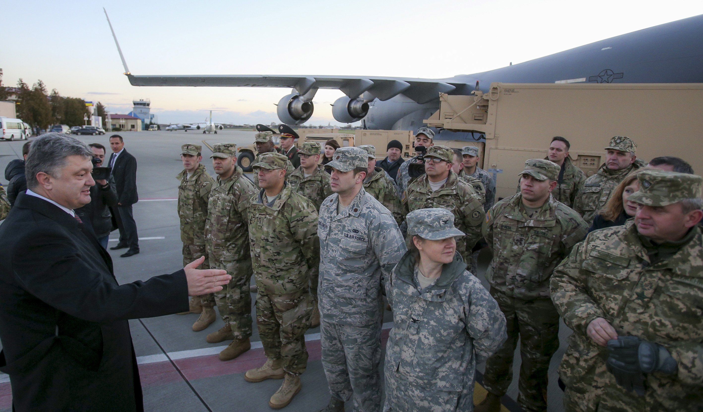 Ukraine's President Petro Poroshenko (L) speaks with U.S. servicemen delivered counter-battery radars for Ukrainian army in Lviv, Ukraine, November 14, 2015. REUTERS/Mykhailo Markiv/Ukrainian Presidential Press Service/Handout via Reuters 