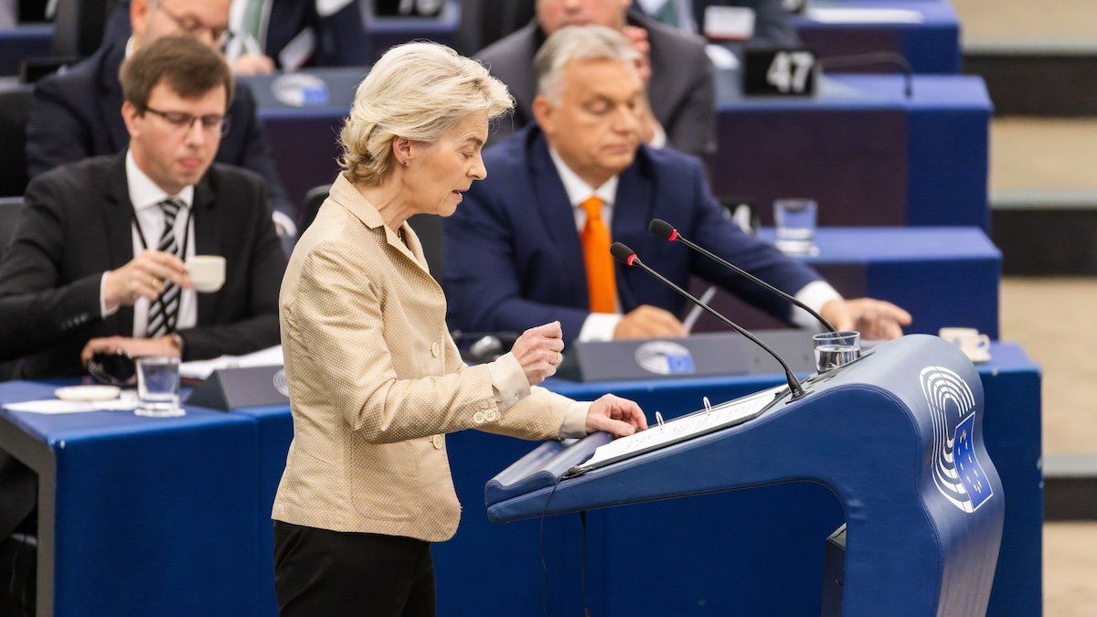 Ursula von der Leyen (CDU), President of the European Commission, stands in the plenary chamber of the European Parliament and speaks while Vikor Orban (Fidesz), Prime Minister of Hungary, can be seen in the background.