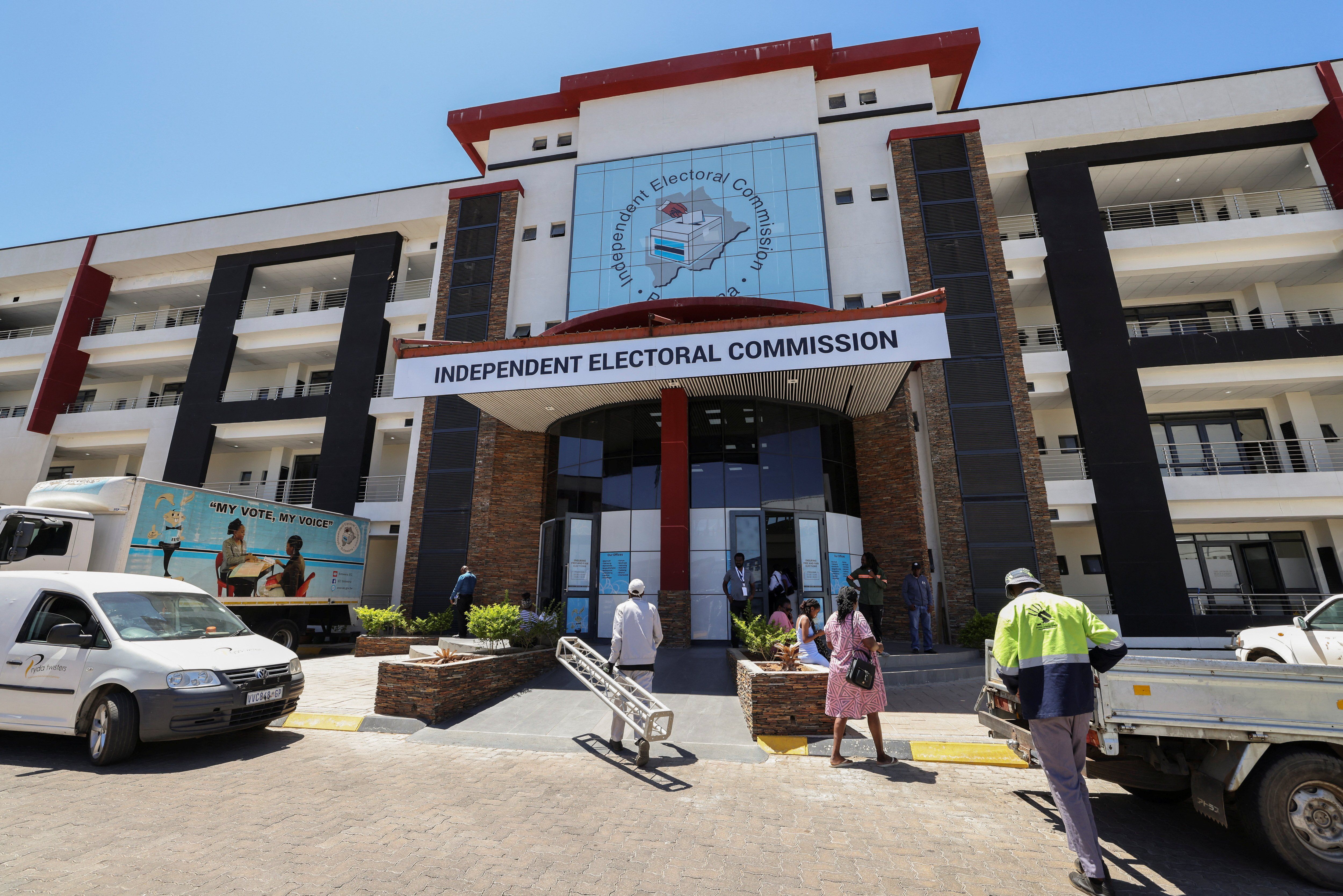 ​Workers are seen outside of the Independent Electoral Commission, where votes will be tallied, on the day before the election, in Gaborone, Botswana October 29, 2024. 