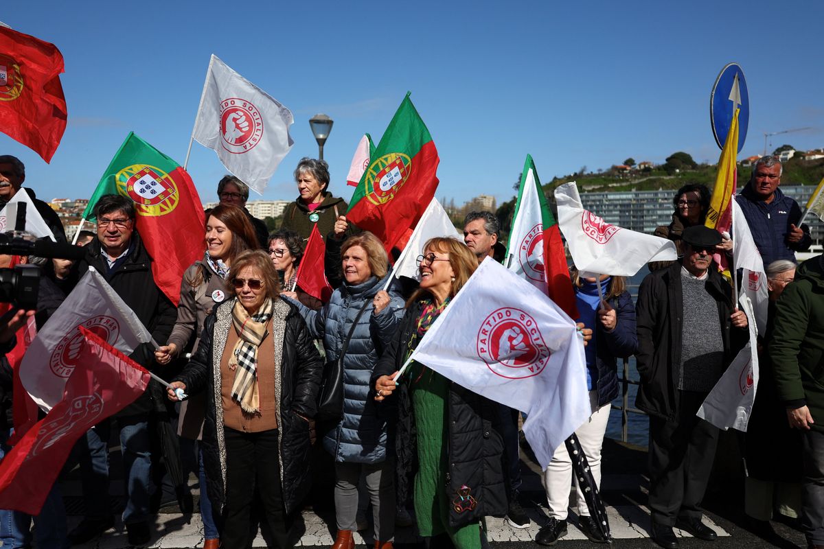 ​People wait for Socialist Party (PS) Secretary General Pedro Nuno Santos to arrive for a campaign rally ahead of the snap elections in Afurada, Vila Nova de Gaia, Portugal, March 4, 2024. 