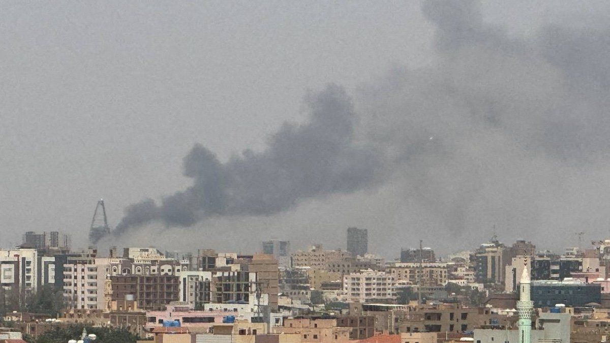 ​Plumes of smoke rise during clashes between the paramilitary Rapid Support Forces and the army in Khartoum, Sudan, September 26, 2024. 