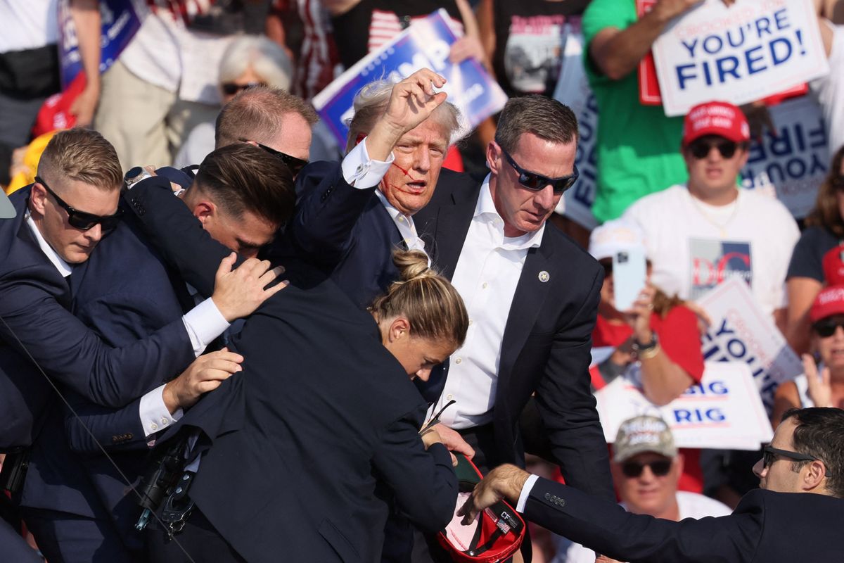 ​Republican presidential candidate and former U.S. President Donald Trump gestures with a bloodied face as multiple shots rang out during a campaign rally at the Butler Farm Show in Butler, Pennsylvania, U.S., July 13, 2024. 