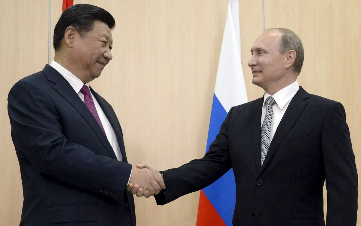 ​Russian President Vladimir Putin (R) shakes hands with Chinese President Xi Jinping during a meeting in Ufa, Russia, July 8, 2015. Vladimir Putin and Xi Jinping will attend the Shanghai Cooperation Organization (SCO) and the BRICS summits. 