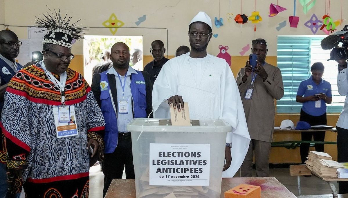 ​Senegal's Presidential Bassirou Diomaye Faye casts his ballot during the early legislative election, at a polling station in Ndiaganiao, Mbour, Senegal on Nov. 17, 2024.