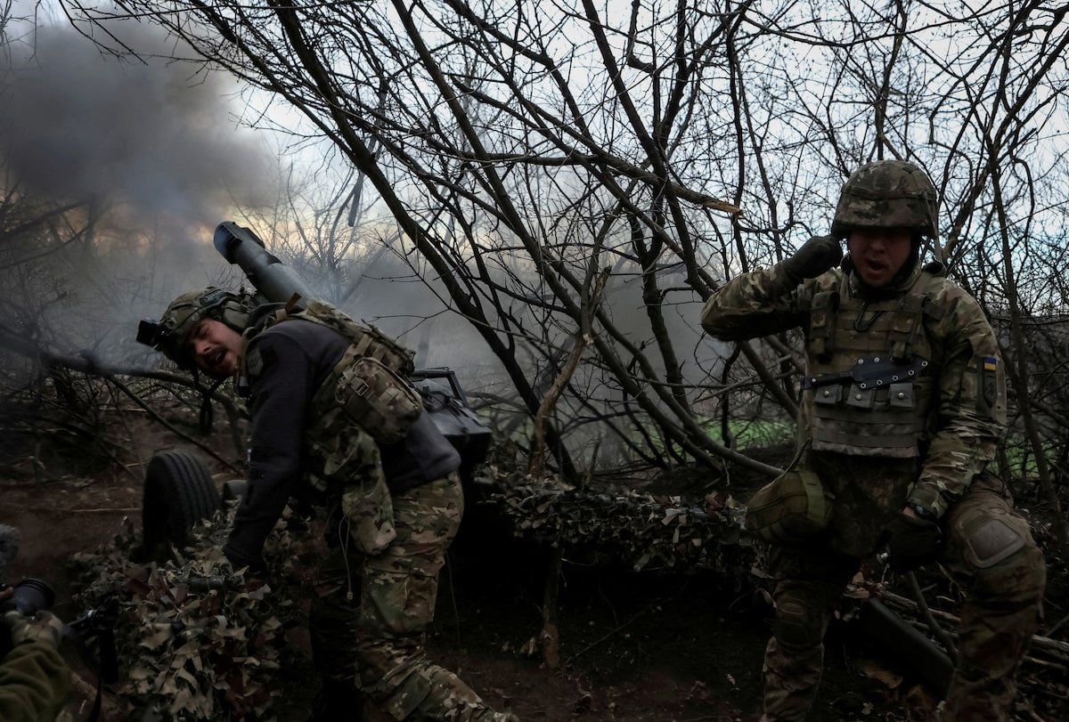 Servicemen of the 12th Special Forces Brigade Azov of the National Guard of Ukraine fire a howitzer towards Russian troops, amid Russia's attack on Ukraine, in Donetsk region, Ukraine April 5, 2024.