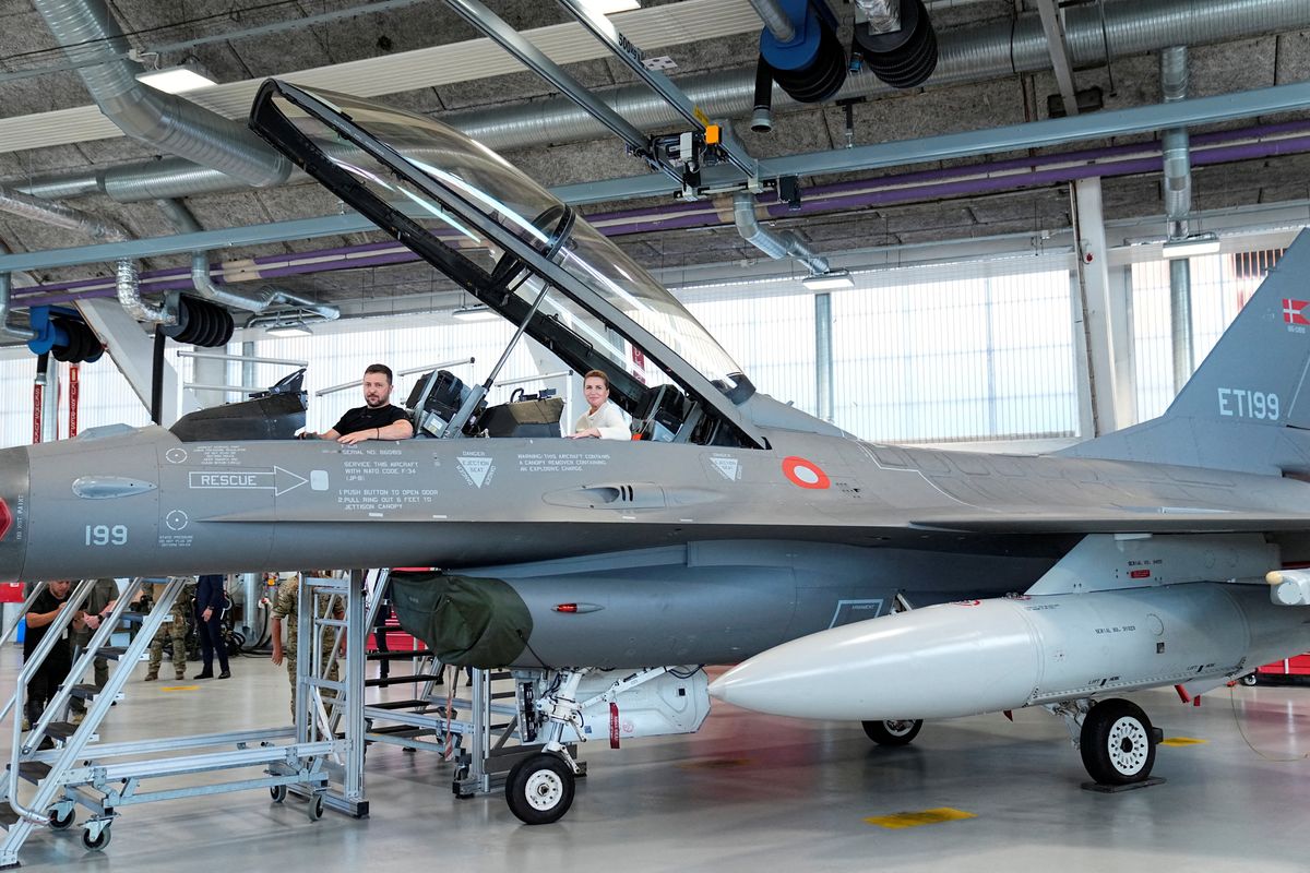 Ukrainian President Volodymyr Zelenskiy and Danish Prime Minister Mette Frederiksen sit in a F-16 fighter jet at Skrydstrup Airbase in Vojens, Denmark, August 20, 2023. 