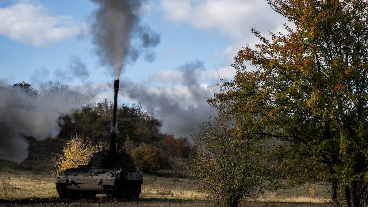 ​Ukrainian service members of the 43rd Hetman Taras Triasylo Separate Artillery Brigade fire towards Russian troops in a Panzerhaubitze 2000 self-propelled howitzer, amid Russia's attack on Ukraine, at a position in Donetsk region, Ukraine October 26, 2024. 